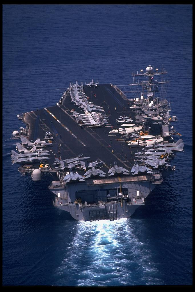 Tàu sân bay USS Carl Vinson trên Biển Đông (Ảnh: Sina).