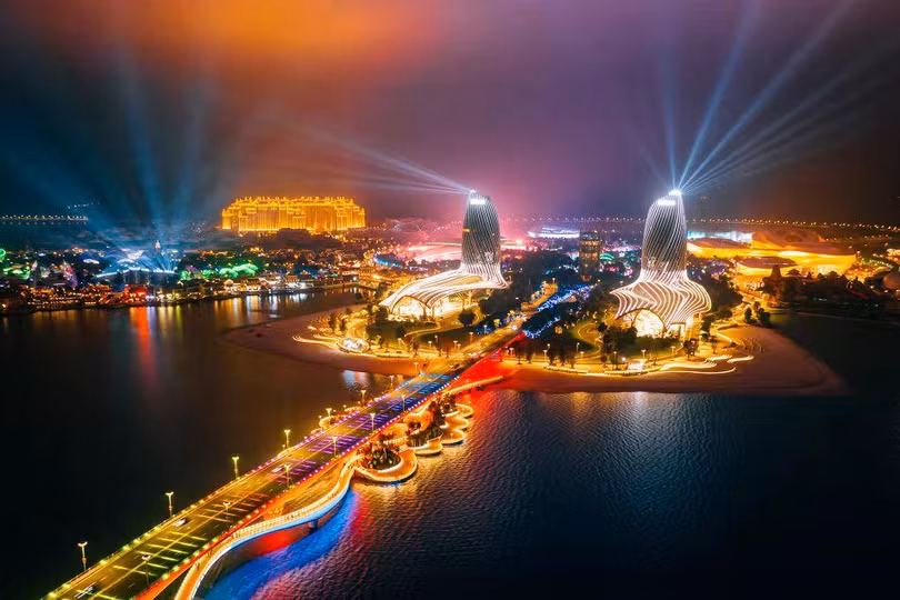 Đảo nhân tạo Hải Hoa về đêm (Ảnh: Sina).