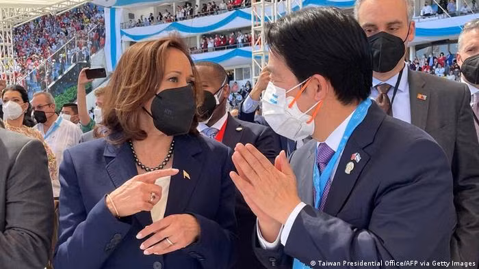 Phó Tổng thống Mỹ Kamala Harris (trái) gặp ông Lại Thanh Đức, cấp phó của nhà lãnh đạo Đài Loan Thái Anh Văn tại lễ nhậm chức của Tổng thống Honduras hôm 27/1 (Ảnh: Getty).