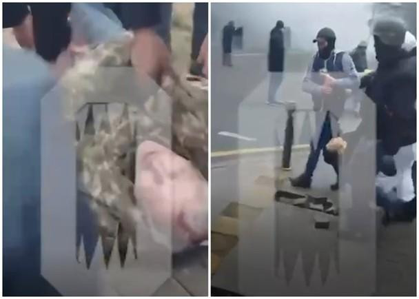 Hình ảnh người biểu tình bị bắn chết ở Quảng trường Cộng hòa, Almaty được khiêng đi (Ảnh: Đông Phương).