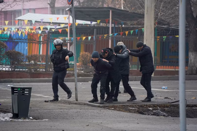 Cảnh sát Almaty bắt giữ những kẻ gây rối (Ảnh: AP).