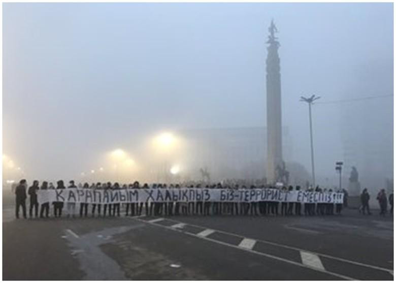 Người biểu tình trên Quảng trường Cộng hòa mang biểu ngữ "Chúng tôi là dân thường, không phải phần tử khủng bố" (Ảnh: Đông Phương).