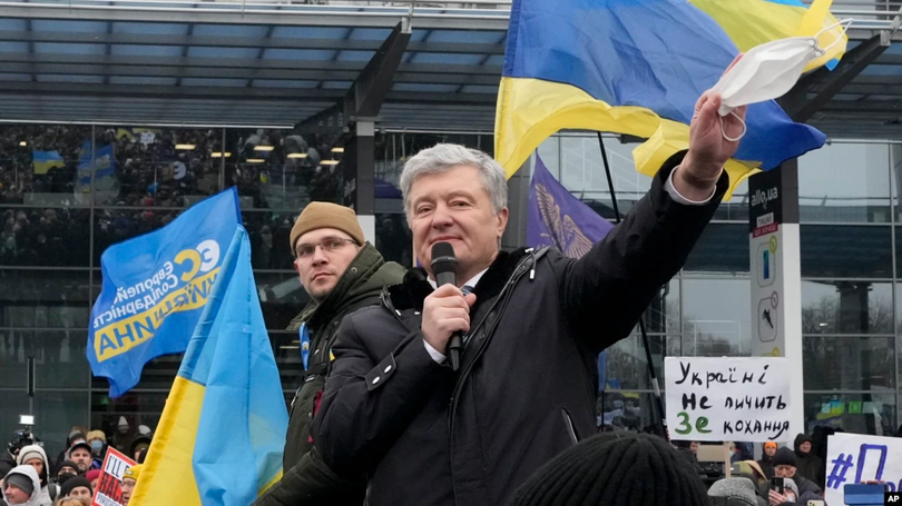 Ông Poroshenko phát biểu trước những người ủng hộ đón ông tại sân bay Kiev (Ảnh: AP).