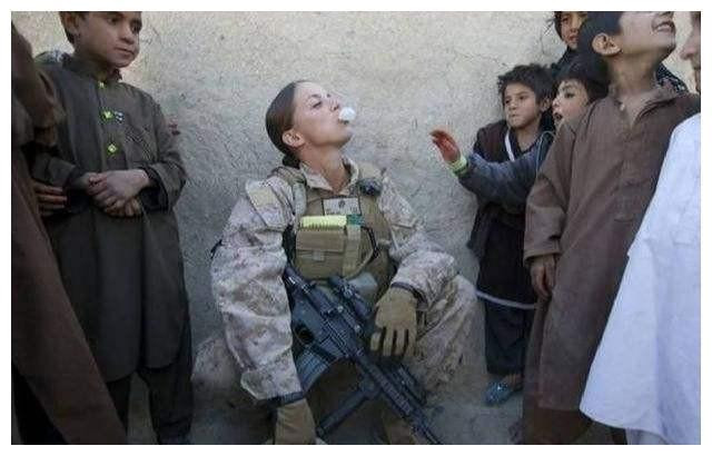 Lính nữ Anh cùng với dân chúng Afghanistan (Ảnh: QQ).