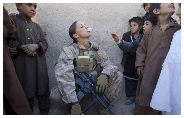 Lính nữ Anh cùng với dân chúng Afghanistan (Ảnh: QQ).