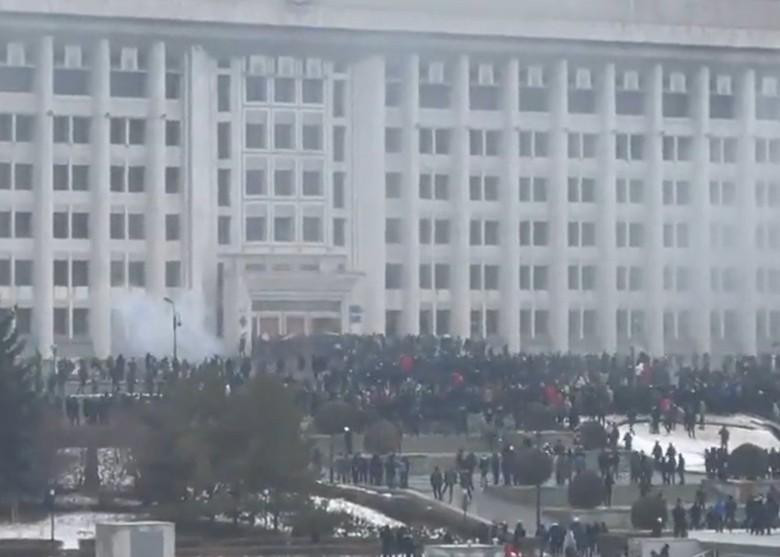 Người biểu tình chiếm tòa thị chính Almaty (Ảnh: Đông Phương).