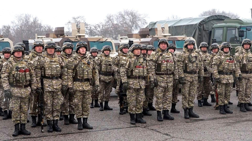 Ngày 7/1, Lực lượng gìn giữ hòa bình Kyrgyzstan chuẩn bị lên máy bay quân sự của Nga tại sân bay ngoại ô Bishkek để tới Kazakhstan (Ảnh: AP)