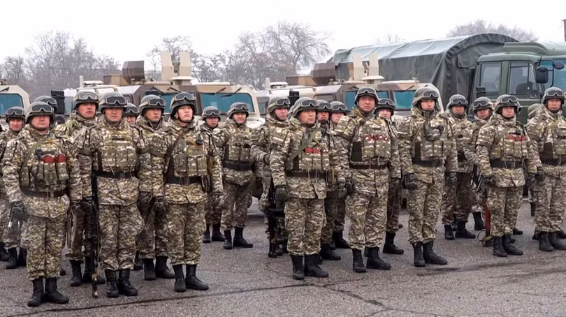 Ngày 7/1, Lực lượng gìn giữ hòa bình Kyrgyzstan chuẩn bị lên máy bay quân sự của Nga tại sân bay ngoại ô Bishkek để tới Kazakhstan (Ảnh: AP)