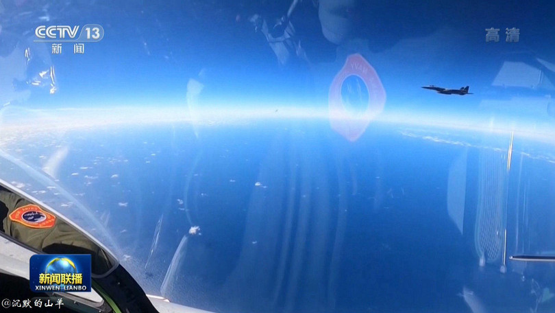 Ảnh trích video trên CCTV cho thấy máy bay F-15J của Nhật ngăn chặn J-15 của Trung Quốc.