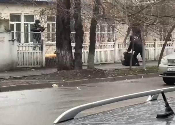 Lực lượng an ninh Kazakhstan truy bắt các phần tử vũ trang bỏ trốn (Ảnh: Đông Phương).