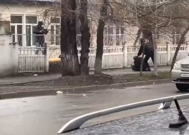 Lực lượng an ninh Kazakhstan truy bắt các phần tử vũ trang bỏ trốn (Ảnh: Đông Phương).