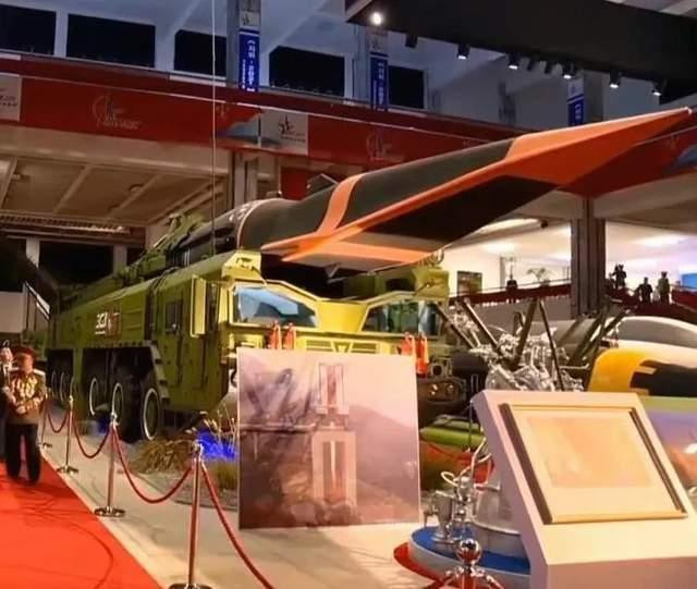 Tên lửa siêu thanh Hwasong-8 được trưng bày tại Triển lãm thành tựu công nghệ Quốc phòng Triều Tiên năm 2021 (Ảnh: Reuters). Tên lửa siêu thanh Hwasong-8 được trưng bày tại Triển lãm thành tựu công nghệ Quốc phòng Triều Tiên năm 2021 (Ảnh: Reuters).