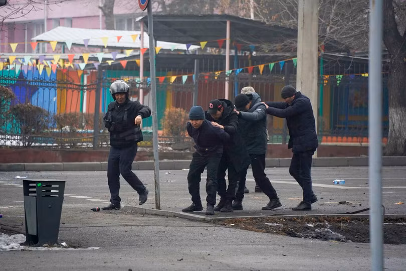 Cảnh sát bắt giữ những người tham gia vụ bạo loạn ở Almaty (Ảnh: AP).