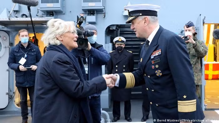 Ông Kay-Achim Schoenbach và Bộ trưởng Quốc phòng Christine Lambrecht (Ảnh: Deutsche Welle).