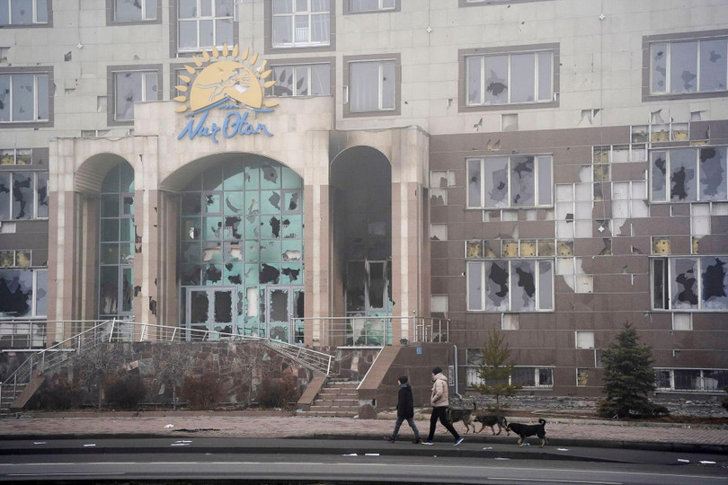 Trụ sở Đảng Ánh sáng Tổ quốc cầm quyền bị đốt phá (Ảnh: AP).