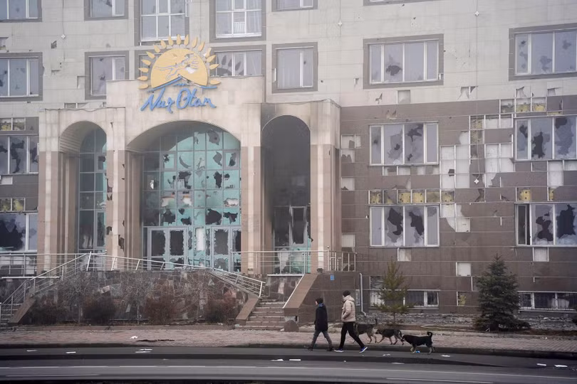 Trụ sở Đảng Ánh sáng Tổ quốc cầm quyền bị đốt phá (Ảnh: AP).