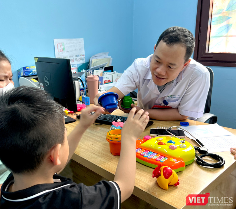 VT_ Khám trẻ tk.JPG