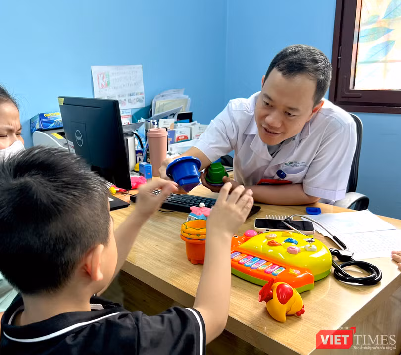 VT_ Khám trẻ tk.JPG