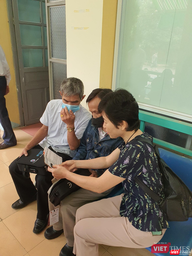 Chuyên gia của Cục Phòng, chống HIV/AIDS tư vấn tại cơ sở về việc thí điểm cấp phát thuốc Methadone nhiều ngày cho người bệnh điều trị nghiện các chất dạng thuốc phiện.