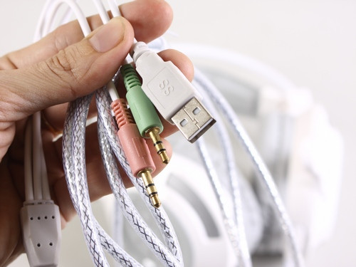 Bộ tai nghe chơi game giá rẻ này cũng hỗ trợ ngõ vào micro độc lập với tín hiệu âm thanh. Riêng ngõ USB dùng để cấp điện cho đèn LED và motor rung bên trong củ tai.