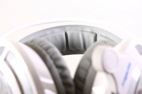 Mặt trong vòm chụp chính cũng được lót một lớp đệm mút dày, êm.