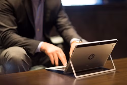 HP Elite x2 1012 G1 – máy tính bảng độc đáo đầu tiên dành cho doanh nghiệp. HP Elite x2 1012 G1 – máy tính bảng độc đáo đầu tiên dành cho doanh nghiệp.