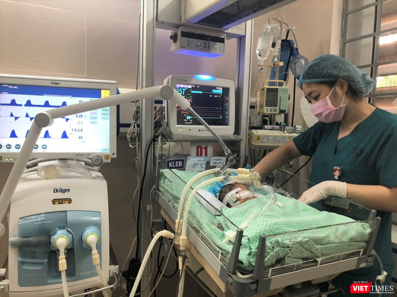 Cháu bé bị bỏ rơi đang được chăm sóc tận tình tại Bệnh viện Xanh Pôn