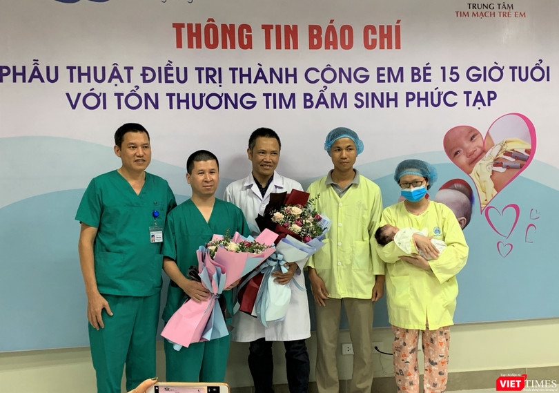 Gia đình cháu bé được cứu sống tặng hoa tri ân các bác sĩ Trung tâm tim mạch trẻ em của BV Nhi Trung ương
