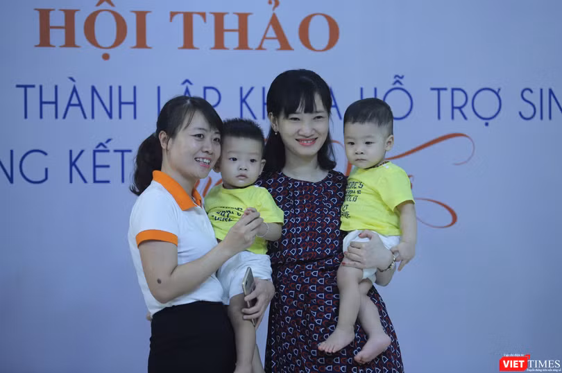 : Bác sĩ Thu Hiền (ngoài cùng bên trái) cùng 1 gia đình có con nhờ thụ tinh trong ống nghiệm