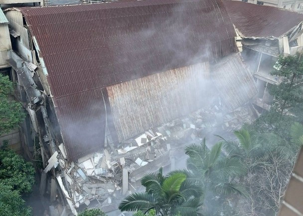 Mot Tòa án nha bi sap.jpg