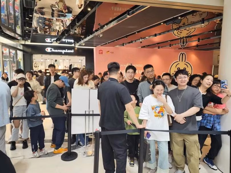 Khach hang xep hang doi lai thu.jpg