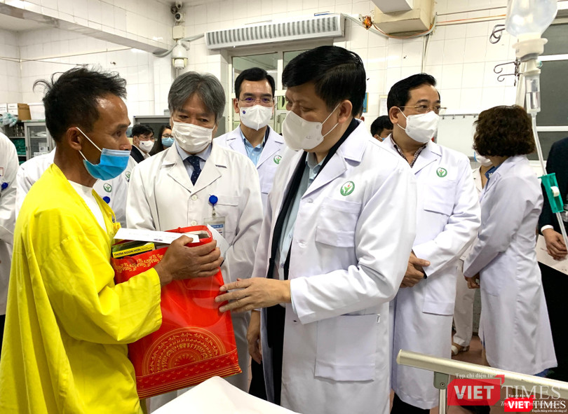 Bộ trưởng Nguyễn Thanh Long ân cần thăm hỏi và tặng quà, động viên các bệnh nhân ở BV Việt Đức và BV Nhi TW yên tâm điều trị