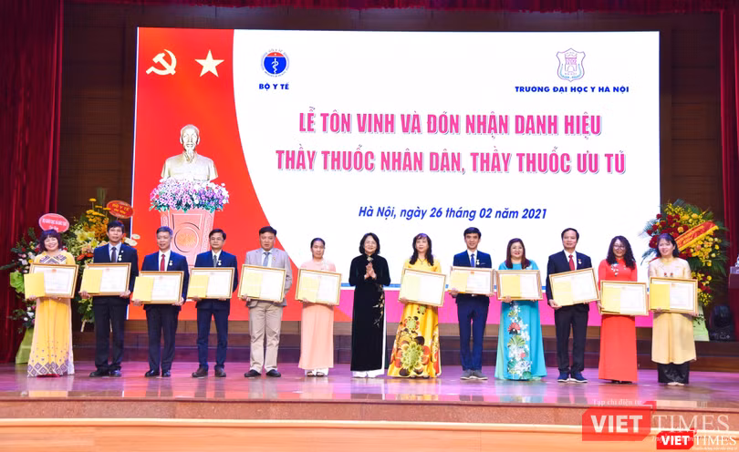 Phó Chủ tịch nước Đặng Thị Ngọc Thịnh đã trao danh hiệu TTƯT cho các cán bộ, giảng viên của Trường Đại học Y Hà Nội