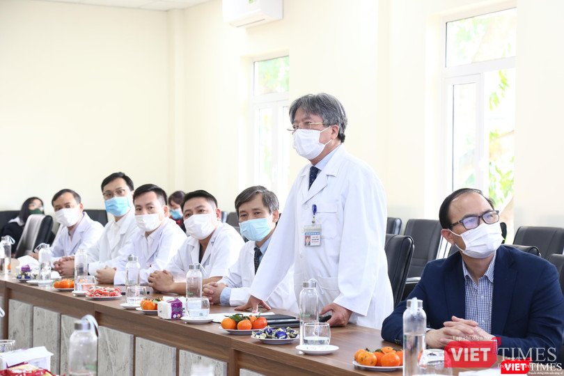 GS.TS Trần Bình Giang - Giám đốc BV Việt Đức - báo cáo tình hình hoạt động của BV với Bộ trưởng