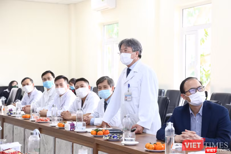 GS.TS Trần Bình Giang - Giám đốc BV Việt Đức - báo cáo tình hình hoạt động của BV với Bộ trưởng