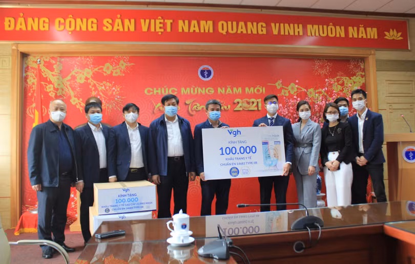 Bộ Y tế tiếp nhận 100.000 khẩu trang y tế cao cấp phục vụ chống dịch do VG Healthcare tặng