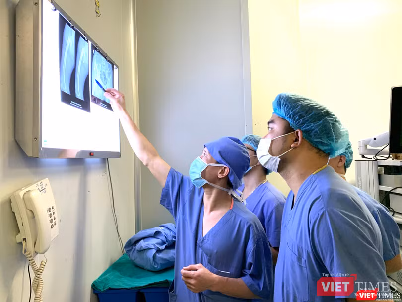 Vừa phẫu thuật, PGS.TS. Nguyễn Mạnh Khánh còn trực tiếp đào tạo cho tuyến dưới