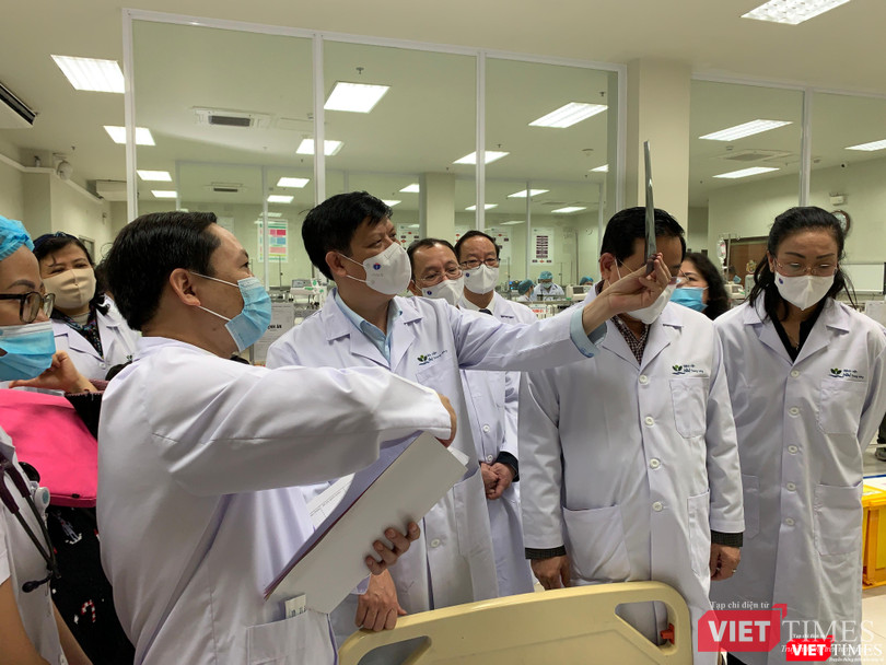 Bộ trưởng Bộ Y tế Nguyễn Thanh Long trao đổi công tác chuyên môn với TS. Lê Duy - Giám đốc Trung tâm Cấp cứu và Chống độc BV Nhi TW