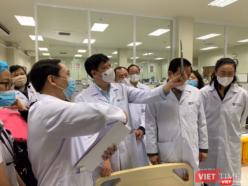 Bộ trưởng Bộ Y tế Nguyễn Thanh Long trao đổi công tác chuyên môn với TS. Lê Duy - Giám đốc Trung tâm Cấp cứu và Chống độc BV Nhi TW