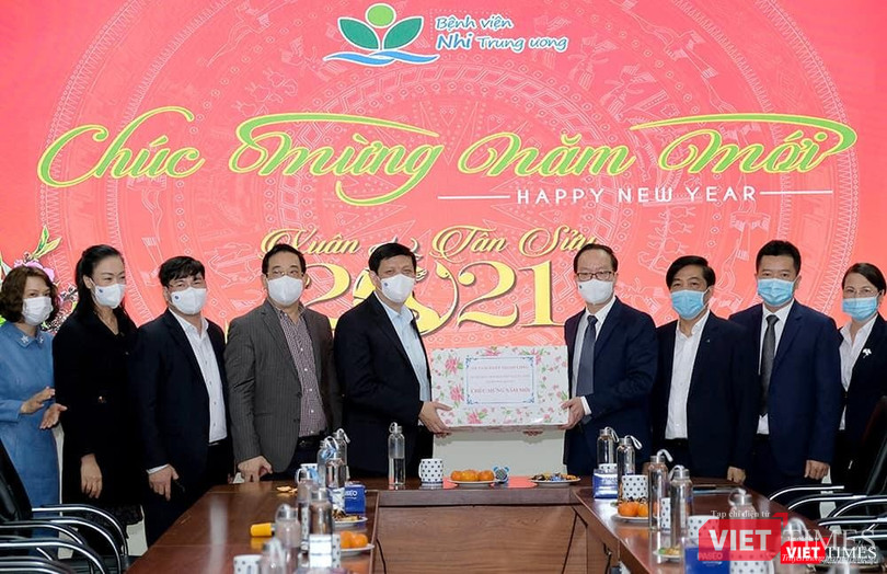 Bộ trưởng Bộ Y tế Nguyễn Thanh Long quà các thầy thuốc BV Nhi TW