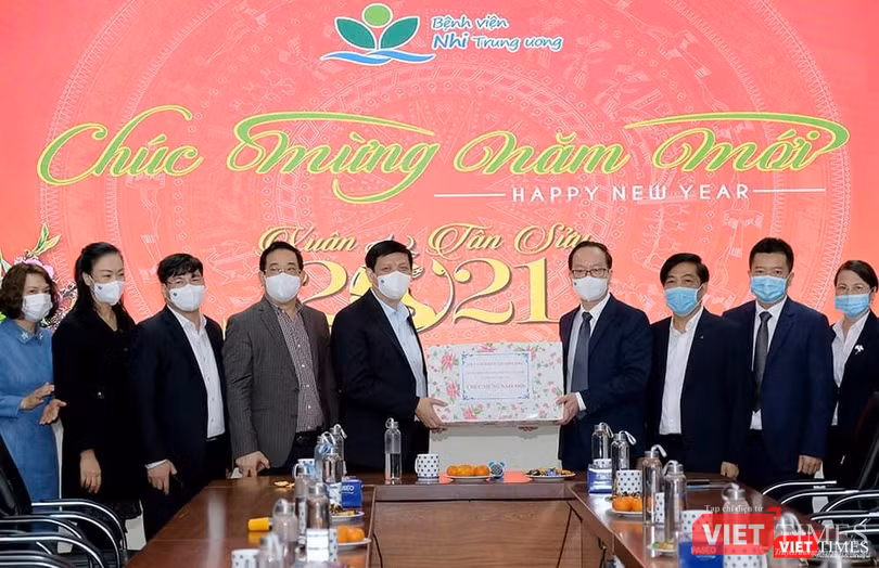 Bộ trưởng Bộ Y tế Nguyễn Thanh Long quà các thầy thuốc BV Nhi TW