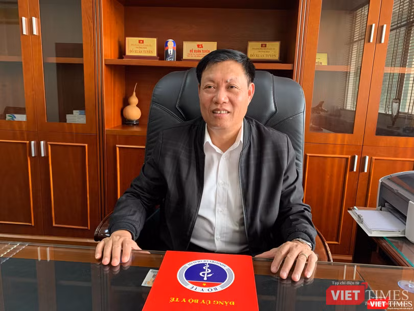 Thứ trưởng Bộ Y tế Đỗ Xuân Tuyên – Phó Ban Chỉ đạo Quốc gia phòng, chống dịch COVID-19 trao đổi với PV VietTimes