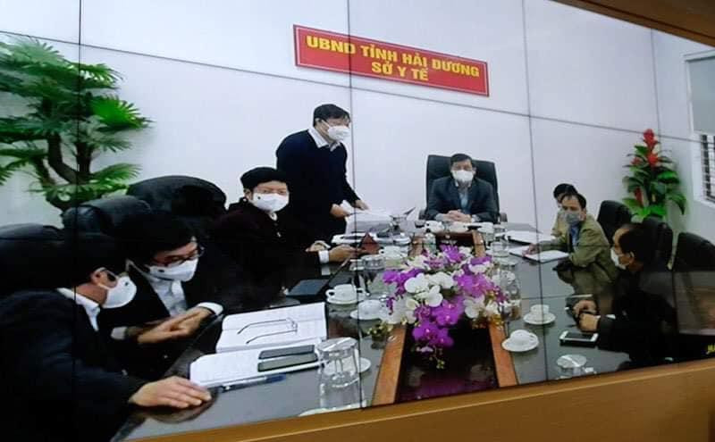 PGS.TS. Trần Như Dương - Tổ trưởng Tổ chống dịch đặc biệt của Bộ Y tế thường trực tại Chí Linh báo cáo tình hình với Thủ tướng
