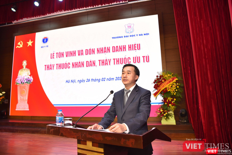 Thứ trưởng Bộ Y tế Trần Văn Thuấn chúc mừng các thầy cô đã được xét tặng danh hiệu TTND, TTƯT lần này