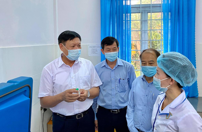 Thứ trưởng Bộ Y tế Đỗ Xuân Tuyên (ngoài cùng bên trái) kiểm tra công tác phòng chống dịch ở cơ sở Thứ trưởng Bộ Y tế Đỗ Xuân Tuyên (ngoài cùng bên trái) kiểm tra công tác phòng chống dịch ở cơ sở