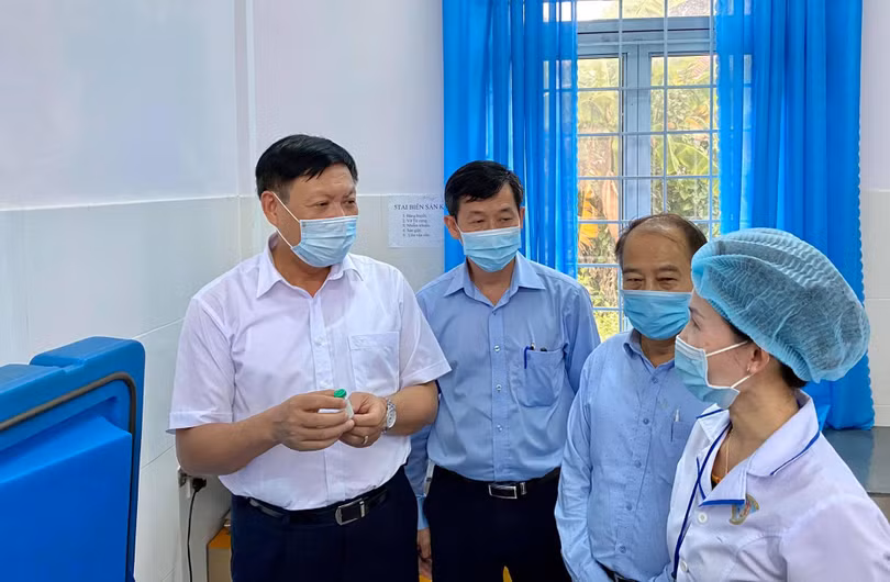 Thứ trưởng Bộ Y tế Đỗ Xuân Tuyên (ngoài cùng bên trái) kiểm tra công tác phòng chống dịch ở cơ sở