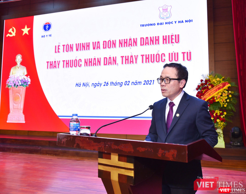 GS.TS. NGND. Tạ Thành Văn – Bí Thư Đảng uỷ, Chủ tịch Hội đồng Trường Đại học Y Hà Nội phát biểu khai mạc buổi lễ
