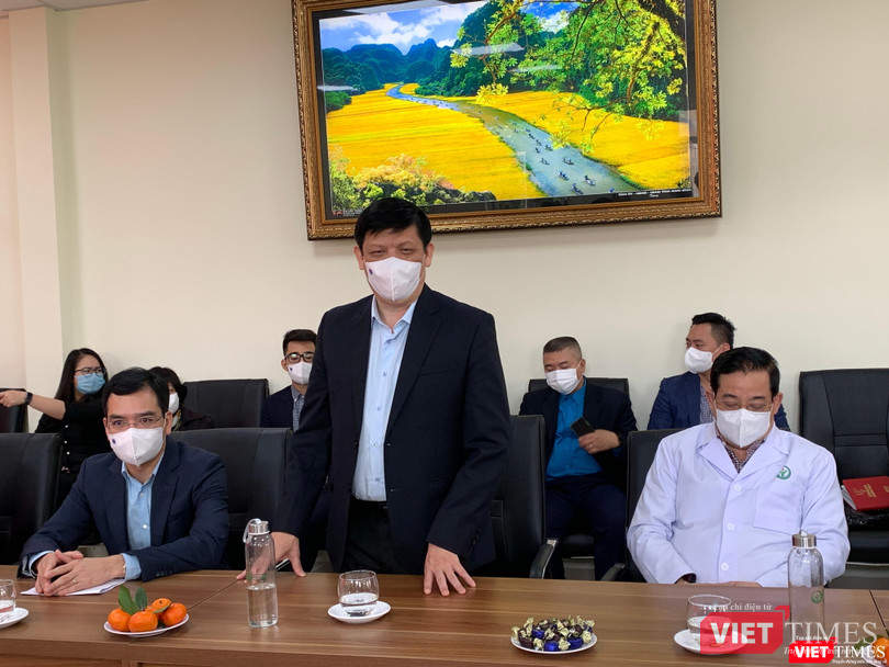 GS.TS Nguyễn Thanh Long - Uỷ viên TW Đảng, Bộ trưởng Bộ Y tế - chúc mừng các thầy thuốc của BV Việt Đức đã vượt qua mọi khó khăn để hoàn thành xuất sắc nhiệm vụ