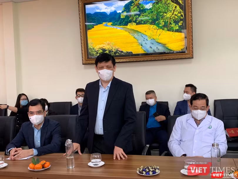 GS.TS Nguyễn Thanh Long - Uỷ viên TW Đảng, Bộ trưởng Bộ Y tế - chúc mừng các thầy thuốc của BV Việt Đức đã vượt qua mọi khó khăn để hoàn thành xuất sắc nhiệm vụ
