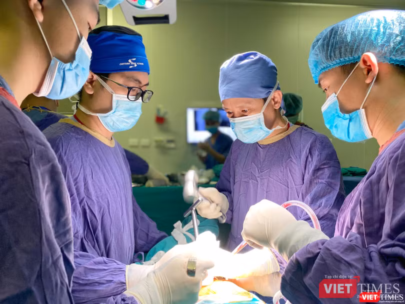 PGS.TS. Nguyễn Mạnh Khánh đang tiến hành ca mổ nội soi khớp gối